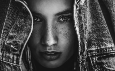 女人的灰度照片